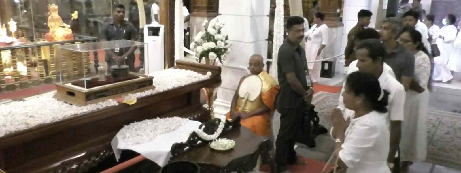 සර්වඥ ධාතූන් වහන්සේ වන්දනාමාන කිරීම ඇරඹෙයි.